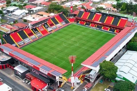 Con estadio remozado y sin "la doce", Alajuelense vuelve a su casa