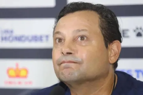 "Hay acuerdo": mientras Saprissa busca técnico, Jeaustin Campos toma la decisión que sacude Honduras