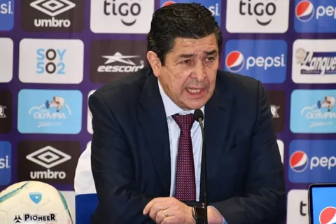 Muy caliente: Luis Fernando Tena revela lo que pasó en el camerino para que Guatemala le remontara a República Dominicana