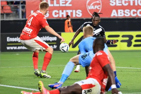 Alberth Elis sumó otra anotación en la temporada con Girondins Burdeos