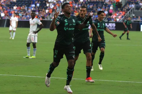 ¡Olfato goleador! Choco Lozano hizo su primera anotación con Santos (Video)