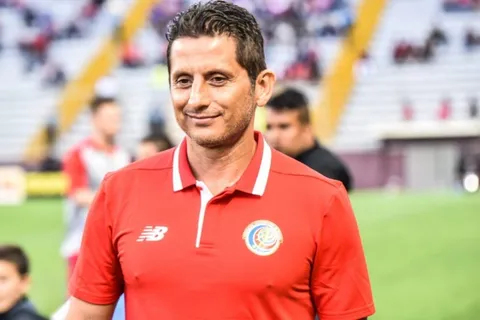 Ronald González estuvo observando jugadores ticos en Guatemala