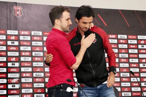 Bryan Ruiz revela qué le confesó a Agustín Lleida cuando lo despidió en el camerino de Alajuelense