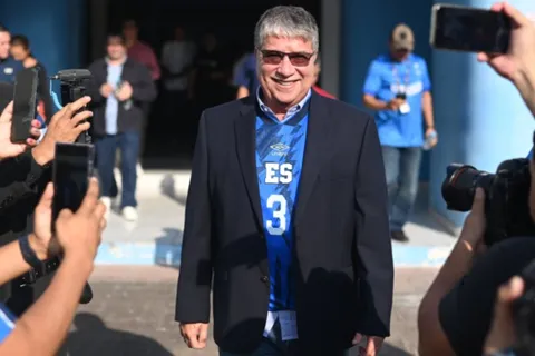Hernán El Bolillo Gómez llamó a tres jugadores más a la Selección de El Salvador