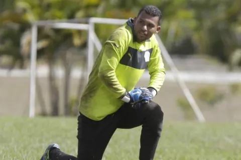 Arquero que pertenece a Olimpia vende bananos para sobrevivir
