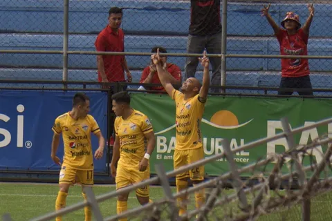 Municipal cae goleado ante Cobán en su debut