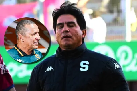 Vladimir Quesada recibe la negativa de Erick Lonnis. (Foto: La Nación)