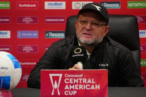 Jafet Soto muy molesto con uno de sus jugadores y sus dichos.