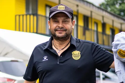 Jeaustin Campos sorprende en Honduras y se ausenta del partido de Real España entre rumores que lo ponen en Alajuelense