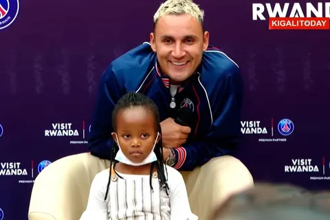 El tierno momento que protagonizó Keylor Navas en Ruanda