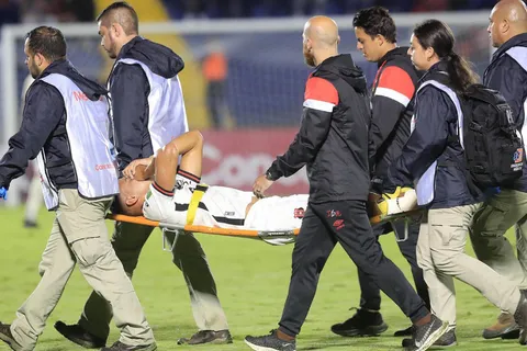 Jugador de Alajuelense sufre lesión grave y se pierde lo que resta del torneo