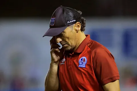 Pedro Troglio se mostró muy molesto en su segunda derrota. (Foto: Olé)