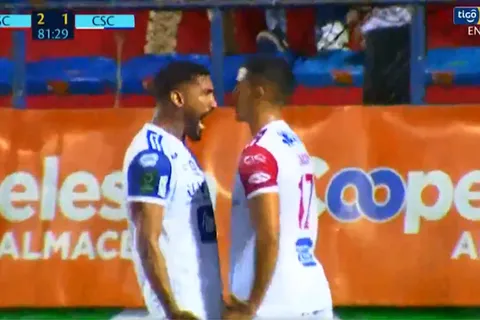 Marcel Hernández y la furia desmedida contra sus propios compañeros en la derrota de Cartaginés [VIDEO]