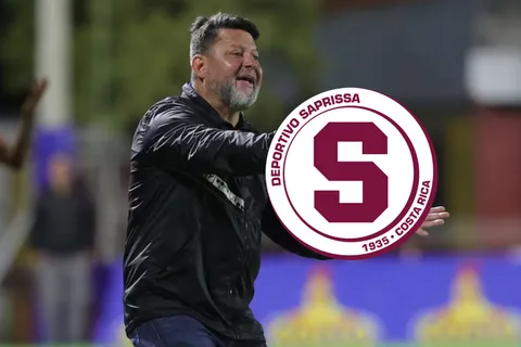 Jafet Soto y el escudo de Saprissa.