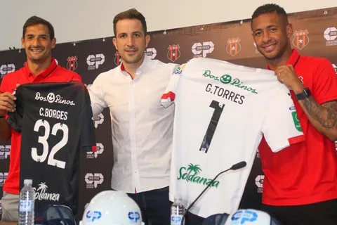 El dilema de Luis Marín: ¿A quién sentar en el banquillo de alajuelense?
