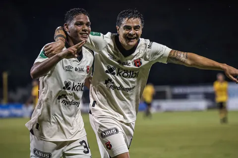 Alajuelense vuelve a humillar a Saprissa. (Foto: LDA)