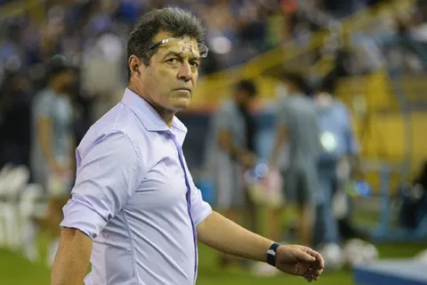 No lo extraña: El Salvador está a un juego de alcanzar un récord que consiguió con Hugo Pérez
