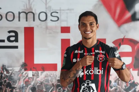 Erick Cabalceta extiende su vínculo con la Liga Deportiva Alajuelense