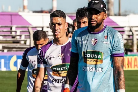 Luis Mejía mantiene su arco en cero en el encuentro entre Fénix y River Plate