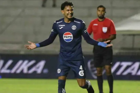 Luis Vega aumenta las dudas en Motagua: ¿Qué pasará con el futuro del central?