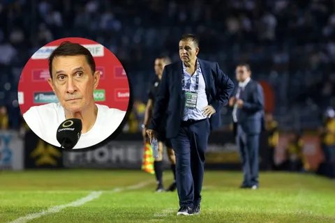 Claudio Vivas le lanza un dardo a Guimaraes.