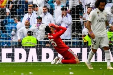 Keylor se salva de otro tropiezo y Courtois fue villano