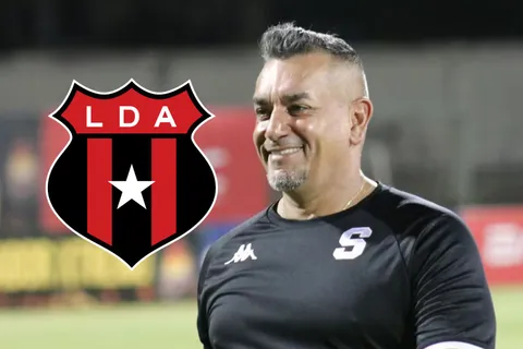 José Giacone sonríe como entrenador de Saprissa.