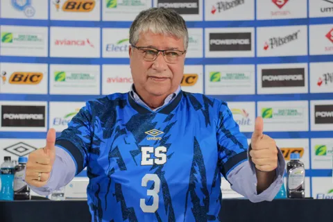 Decisión de El Bolillo Gómez que vuelve a afectar a la Primera División de El Salvador