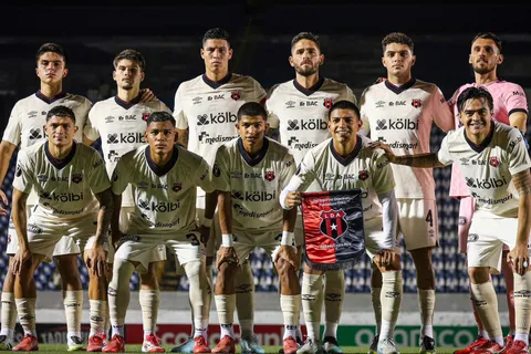 Un referente de Alajuelense está en problemas.