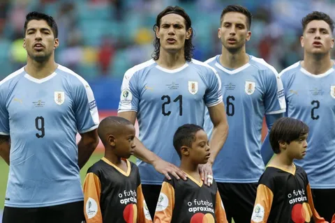 Luis Suárez y Edinson Cavani encabezan la convocatoria de Uruguay