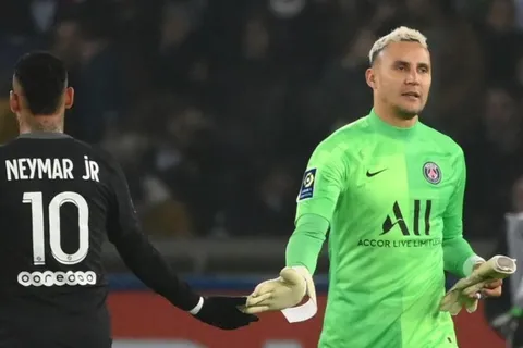 La reacción de los aficionados del PSG cuando se retiró Keylor Navas