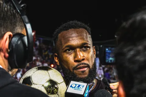 Kendall Waston rompió el silencio.