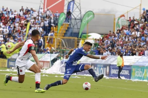 Cartaginés explota contra el arbitraje del primer juego