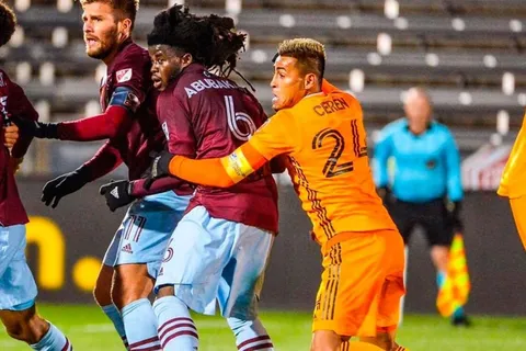 Darwin Ceren portó la cinta de capitán en empate del Houston Dynamo