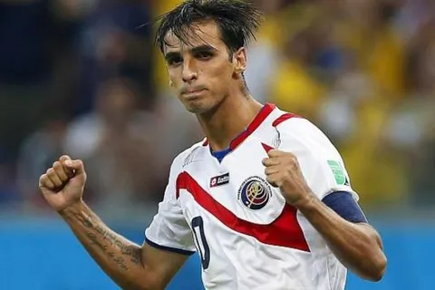 Bryan Ruiz estará solito y no precisamente en ataque
