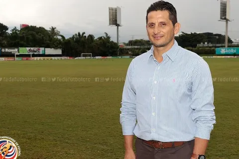Ronald González asumió como interino de la Sele