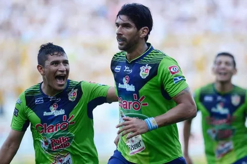 Demandan a Santa Tecla por contratación del 'Loco' Abreu