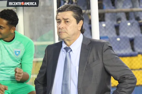 Números rojos: La estadística de Luis Fernando Tena que preocupa en la Selección de Guatemala