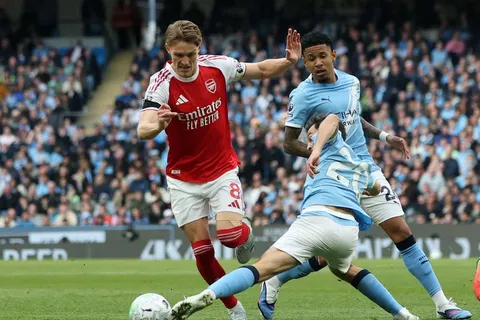Tras vencer a Everton, Mark Ogden ve a Arsenal capaz de pelearle el título a Manchester City hasta el final