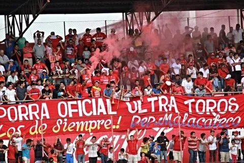 ¡Los Toros hacen fiesta! Jugadores y aficionados de Malacateco celebraron el título ante Comunicaciones