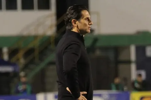 Ronald González y Comunicaciones reciben fuerte golpe previo al Clásico ante Municipal