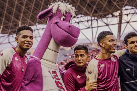 Saprissa deja salir a otro jugador.