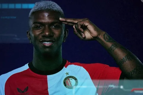 Extremo: Jeyland Mitchell se muestra en Feyenoord como nunca se lo vio