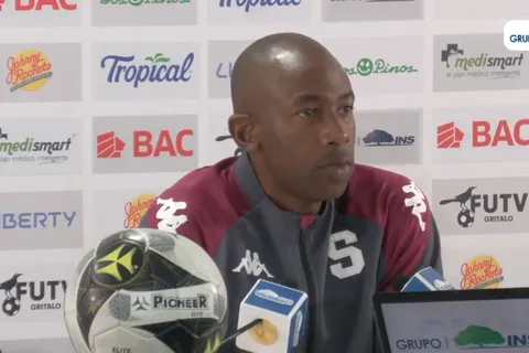 Paulo Wanchope en conferencia de prensa.