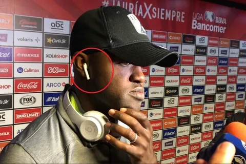 Joel Campbell se convierte en meme por usar 2 audífonos al mismo tiempo