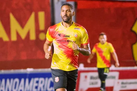 Marcel Hernández enfocado en su proyecto.
