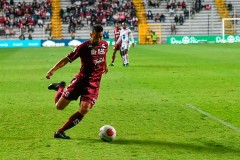 Mariano Torres considera "prematura" una renovación con Saprissa