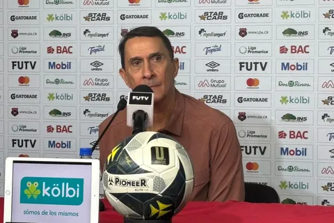 Guimaraes se mostró muy molesto por el transcurso del partido.