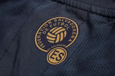 Selección de El Salvador presenta camiseta totalmente negra