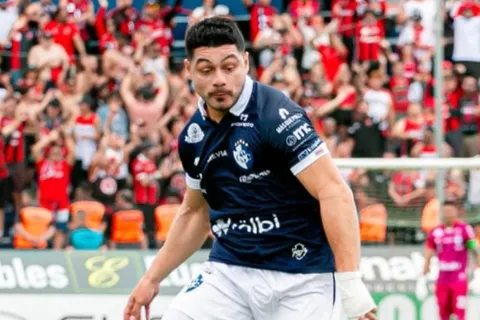 Darwin Lom con la camisa de Cartaginés.